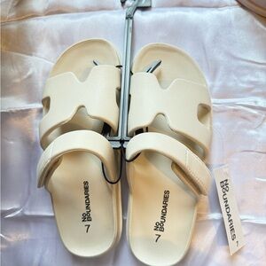No Boundaries Women's Tan Slide Sandals